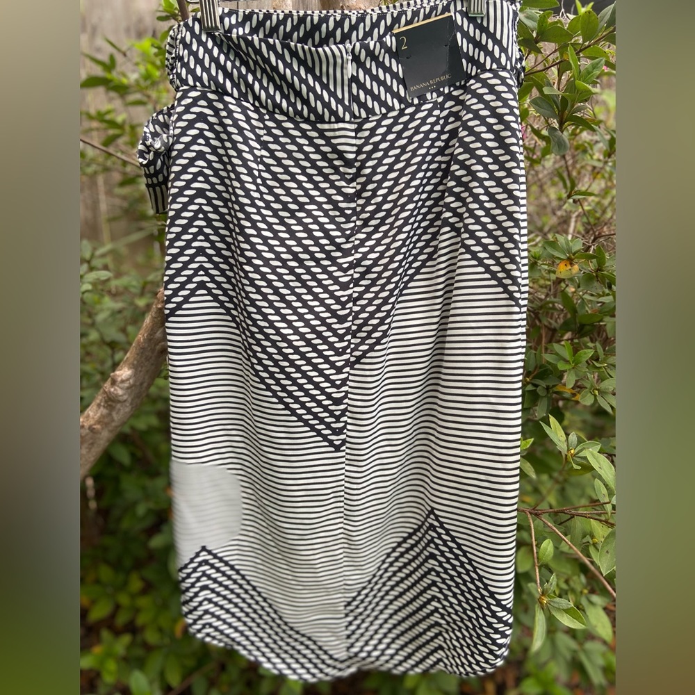 Banana Republic Black and White Wrap-Style Skirt - Picture 7 of 13